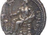 une vieille pièce d'argent sur laquelle est assise une femme