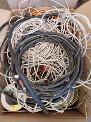 une boîte remplie de fils et de câbles qui s'y trouvent