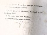 un gros plan d'un livre ouvert sur lequel on peut lire des mots