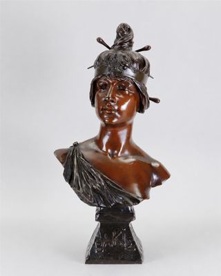 un buste en bronze représentant une femme coiffée d'un chapeau