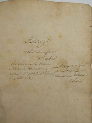 un vieux morceau de papier sur lequel on a écrit, posé sur une table