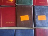 plusieurs livres de couleurs différentes sont alignés sur une table
