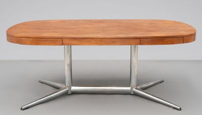 une table à manger ovale avec un piètement en métal et un plateau en bois
