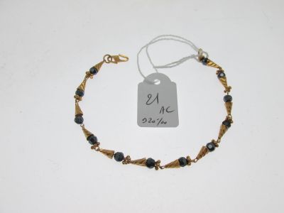 gros plan d'un bracelet sur une surface blanche avec une étiquette de prix
