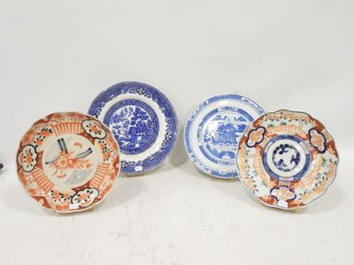 JAPON - Deux assiettes en porcelaine à décor Imari.
