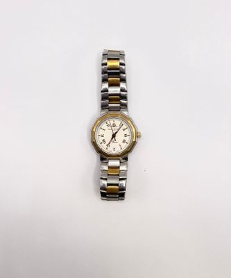 un gros plan d'une montre sur une surface blanche avec un fond blanc