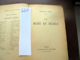 un livre sur lequel est posé un morceau de papier