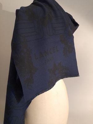 LANCEL, PARIS. Écharpe frangée en laine à décor des fleurs e…