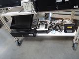 un grand nombre d'appareils électroniques posés sur une table