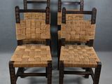 deux chaises en bois avec des assises tressées, sur fond gris
