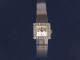 une image représentant une montre-bracelet pour femme sur fond noir