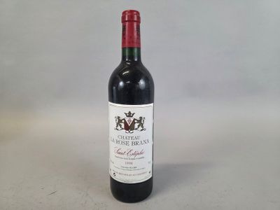 une bouteille de vin posée sur une table