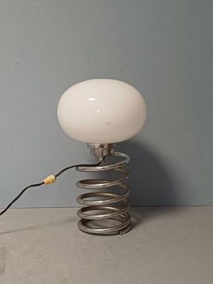 une lampe posée sur un ressort