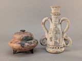 deux vases posés l'un à côté de l'autre sur une table