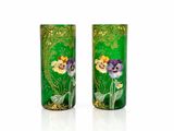deux vases avec des fleurs peintes sur une surface blanche
