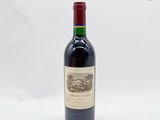 une bouteille de vin posée sur une table