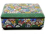 l'image d'une boîte décorative ornée de fleurs
