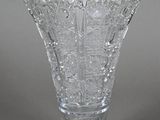 un vase en verre posé sur une table