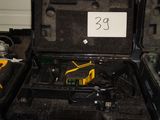 un étui noir portant un numéro à l'intérieur