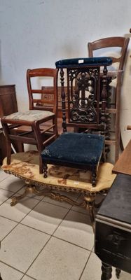 plusieurs chaises et une table dans une pièce au sol carrelé