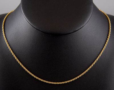 un collier à chaîne en or sur un mannequin mannequin mannequin mannequin mannequin mannequin mannequin mannequin mannequin mannequin