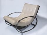 fauteuil en cuir avec structure en métal noir et repose-pieds