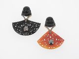 deux paires de boucles d'oreilles noires et orange ornées de perles noires