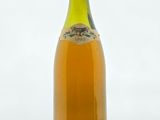 une bouteille de vin posée sur une table