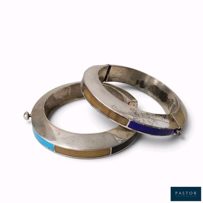 paire de boucles d'oreilles pendantes en argent et émail bleu sur fond blanc