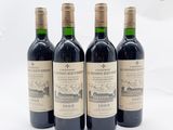 trois bouteilles de vin rouge sont alignées sur une surface blanche