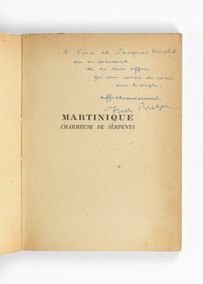 un livre ouvert sur lequel figure un titre écrit à la main