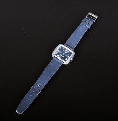 gros plan d'une montre sur une surface noire