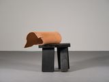 une photo d'un banc en bois avec une assise en cuir