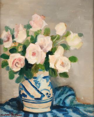 tableau représentant des roses roses dans un vase bleu et blanc, posé sur une nappe bleue et blanche
