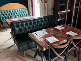 une table et des chaises dans un coin de la pièce