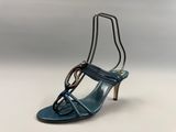 un gros plan sur une paire de chaussures bleues avec des lanières métalliques
