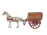 un cheval en peluche tirant une calèche avec un panier à l'arrière