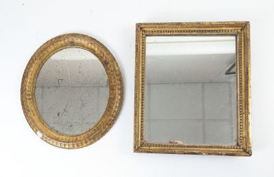 deux miroirs accrochés au mur l'un à côté de l'autre