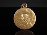 un gros plan sur une médaille d'or ornée d'un crâne
