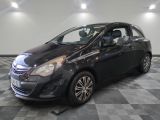 la voiture noire est garée dans le garage sur le sol en damier