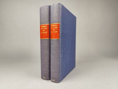 deux livres bleus posés l'un sur l'autre