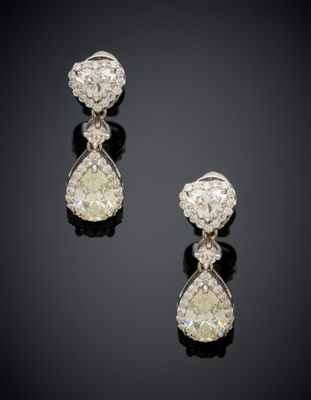une paire de boucles d'oreilles en diamant