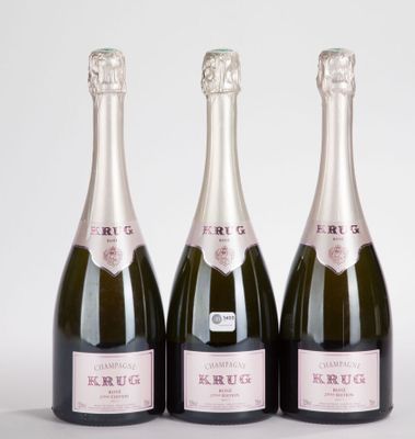 trois bouteilles de champagne posées les unes à côté des autres sur une table