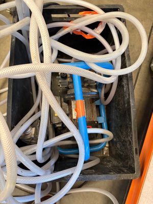 une boîte contenant tout un tas de fils