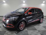 une voiture noire et rouge garée sur un sol à damier