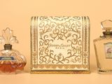 un petit flacon de parfum à côté d'un autre petit flacon de parfum