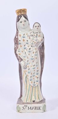 une statue de femme tenant un bébé dans ses bras