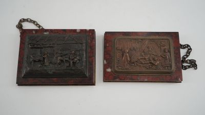 Deux plaquettes en bronze à décor de scènes animées sur socl…