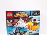 Ensemble Lego Batman Super Heroes comprenant un bateau et un bateau dans l'eau