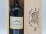 une image représentant une bouteille de vin dans un coffret en bois